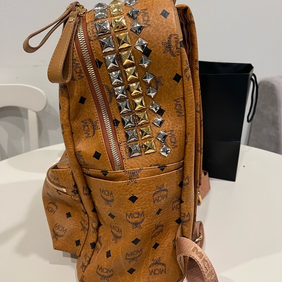 Backpack - Picture 4 of 13